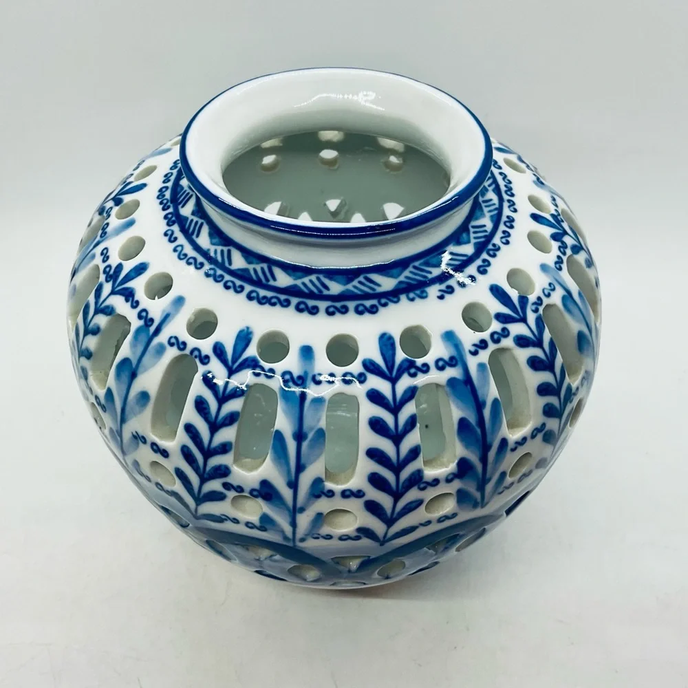 VTG Display Jar Blue&White Cut Out&Floral Leaf Design Ceramic 7” Tall China